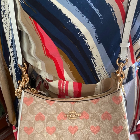 Coach Teri with heart print gold pink hearts cream clutch crossbody small bag - Picture 4 of 10